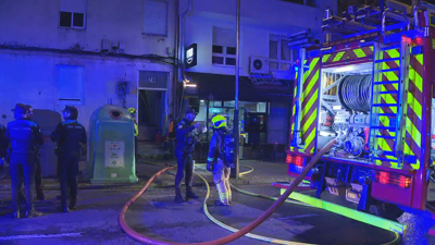 Os bombeiros de Santiago chegando ao número 76 da rúa Vista Alegre de Santiago, este sábado