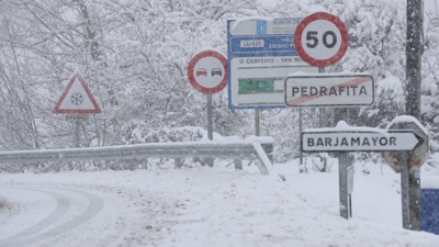 A neve tamén está a causar problemas nalgunhas estradas. EFE/Eliseo Trigo