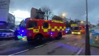 Os bombeiros de Santiago chegando ao número 76 da rúa Vista Alegre de Santiago, este sábado