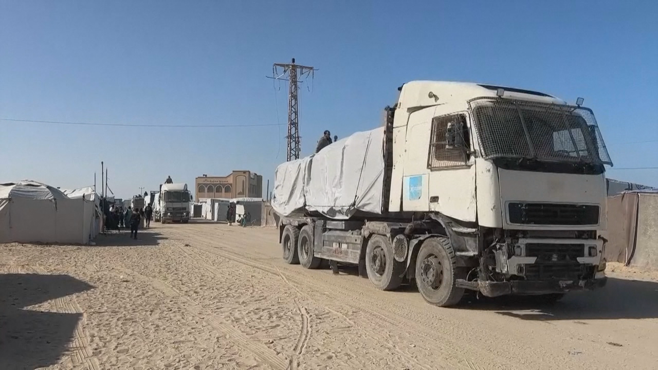 Entrada de camións na Franxa de Gaza, este domingo. Imaxe: Reuters