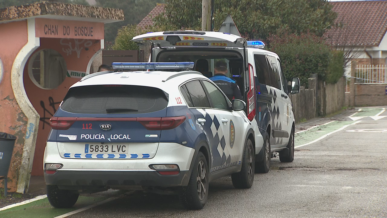Axentes da policía local de Mos no lugar de crime