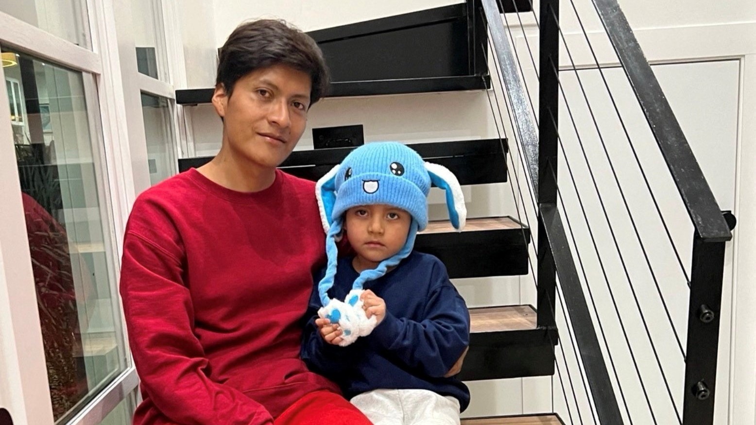 Liam Conejo e o seu pai, nas escaleiras da súa casa. (Reuters)