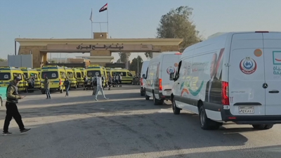 Paso de Rafath este domingo, agardando saír con doentes paletinos. Imaxe Reurters