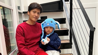 Liam Conejo e o seu pai, nas escaleiras da súa casa. (Reuters)