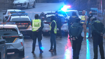 Despregadura policial diante da vivenda do Porriño na que se atrincheirou o presunto autor do crime machista.