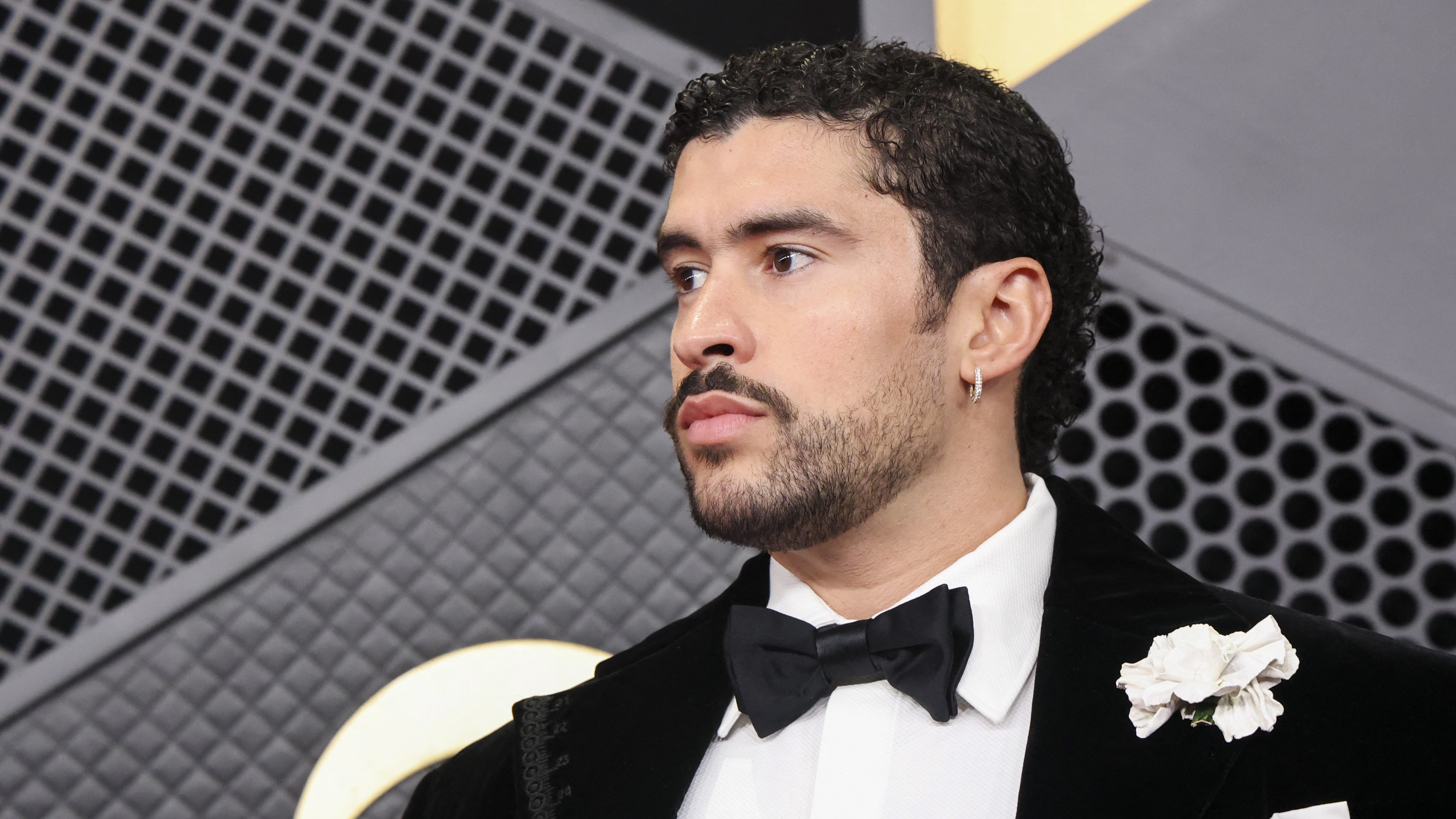 Bad Bunny posa na alfombra vermella dos Premios Grammy/REUTERS/Mario Anzuoni