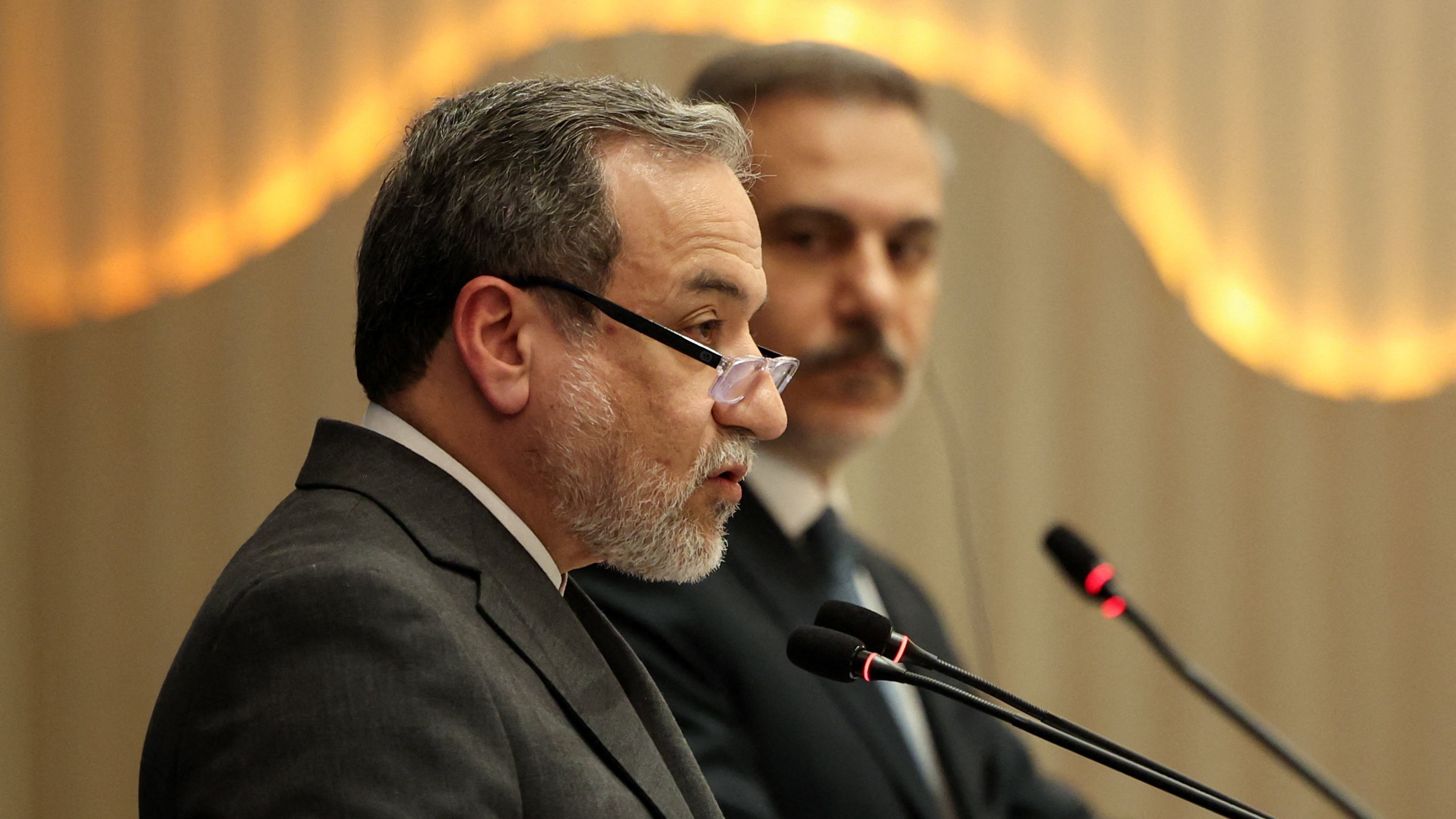 Abbas Araghchi, ministro iraniano de Exteriores, nunha recente visita a Istambul (Reuters/Dilara Senkaya)