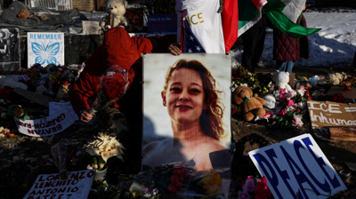 Homenaxe a Renee Nicole, unha das vítimas dos axentes de inmigración dos EUA. REUTERS/Shannon Stapleton