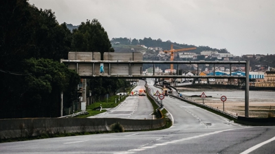 A PO-11 cortada por risco de desbordamento da ría.- Beatriz Ciscar - Europa Press