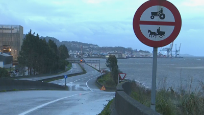 Foto: Autovía de Marín cortada ao tráfico (TVG) / Directo: Cámara web situada no aparcadoiro do porto deportivo Xoán Carlos I, en Sanxenxo