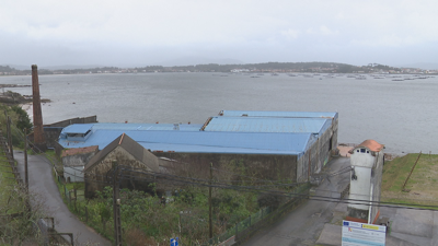 A antiga fábrica de Hadasa ubícase ao pé do paseo marítimo e o parque infantil da Ribeiriña