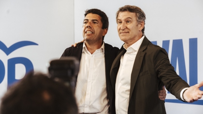 O presidente do Partido Popular, Alberto Núñez Feijóo, e o expresidente do PPCV e da Generalitat valenciana, Carlos Mazón, nun acto coa militancia celebrado o 10 de xuño de 2025, en Alacante (Roberto Praza/Europa Press)