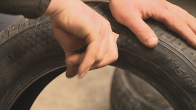 Pneumático furado nunha fochanca do treito afectado