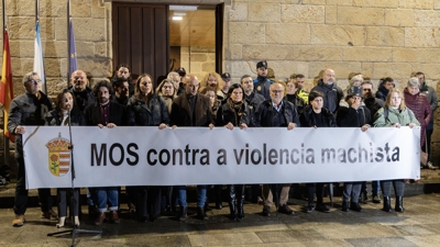 Un momento da concentración silenciosa e minuto de silencio no concello de Mos (EFE / Salvador Sas)