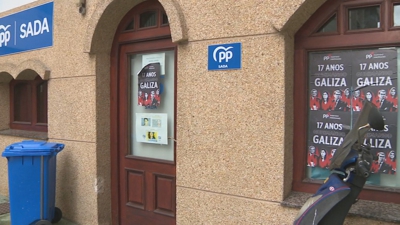 Imaxe da fachada da sede do PPdeG en Sada, chea de carteis