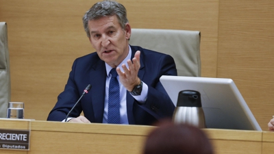 O líder do PP, Alberto Núñez Feijóo, comparece na comisión do Congreso que investiga a xestión da dina (EFE/JJ Guillén)