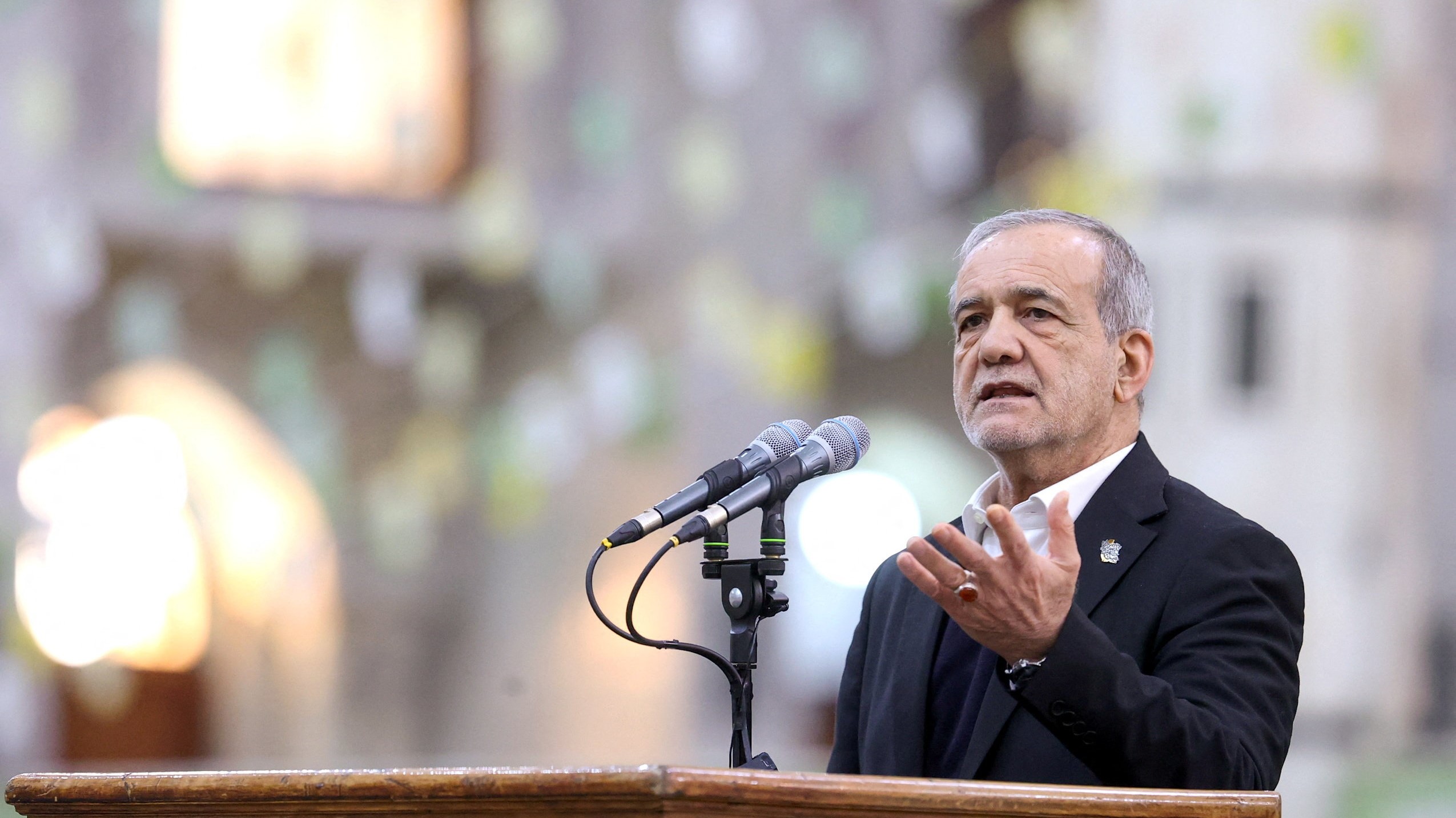 O presidente iraniano Masoud Pezeshkian fala durante unha visita ao santuario do líder da Revolución Islámica de Irán de 1979, o aiatolá Ruhollah Khomeini, no sur de Teherán, Irán, o 31 de xaneiro de 2026. Sitio web presidencial de Irán / WANA (Axencia de Noticias de Asia Occidental) / Folleto vía REUTERS