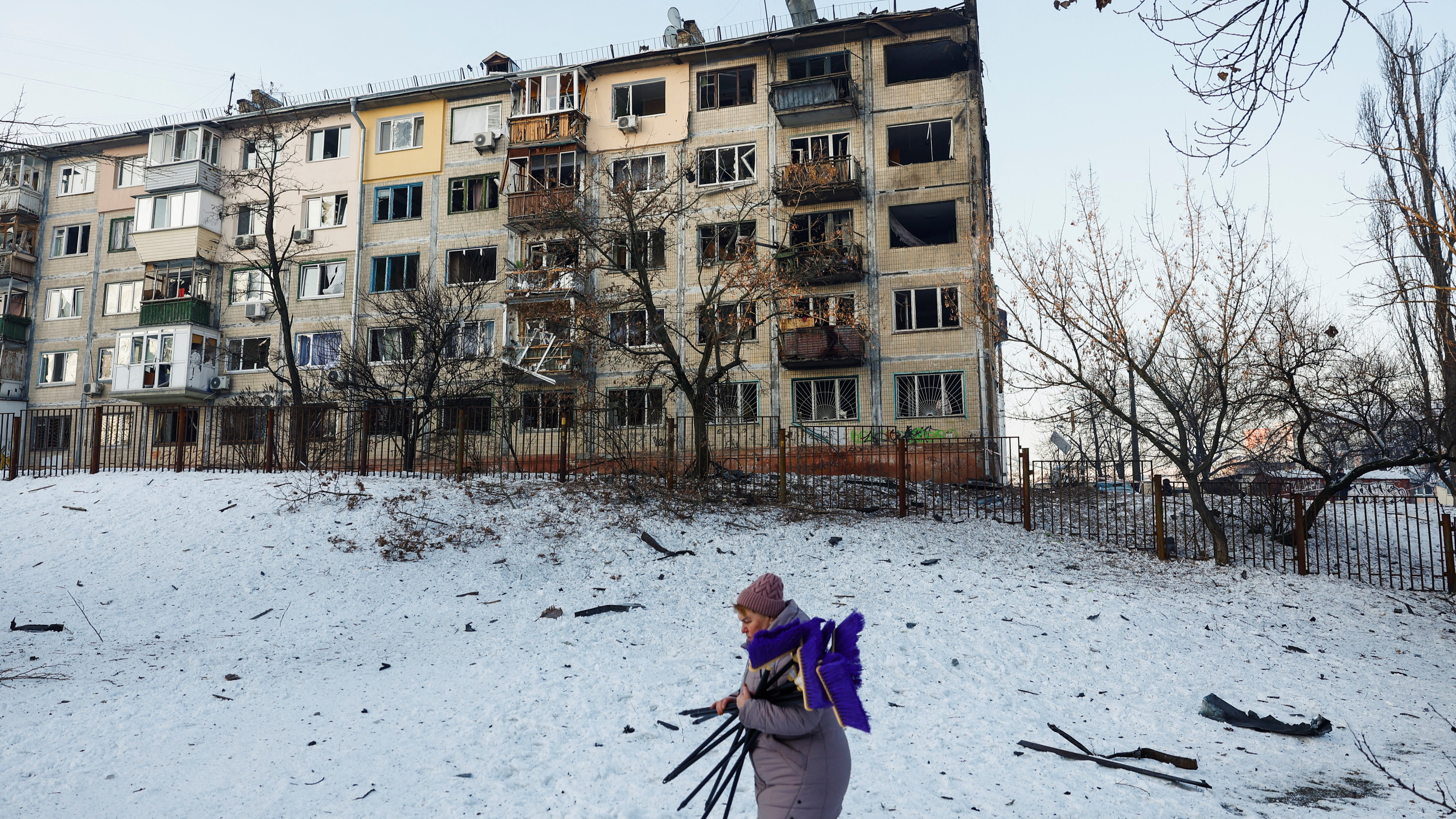 Edificio bombardeado en Kíiv (Reuters / Valentyn Ogirenko)