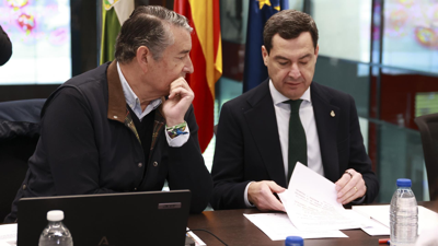 O presidente da Junta de Andalucía, Juanma Moreno, (d) xunto ao conselleiro de Sanidade, Presidencia, e Emerxencias da Junta de Andalucía, Antonio Sanz, (i) durante a reunión do comité asesor do Plan de Emerxencias na Sede de 112 Emerxencias, /Rocío Ruz - Europa Press