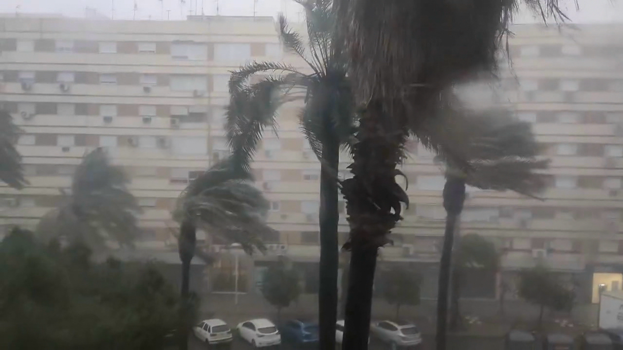 En Grazalema choveu tanto que auga afloraba nas casas ata polos enchufes eléctricos