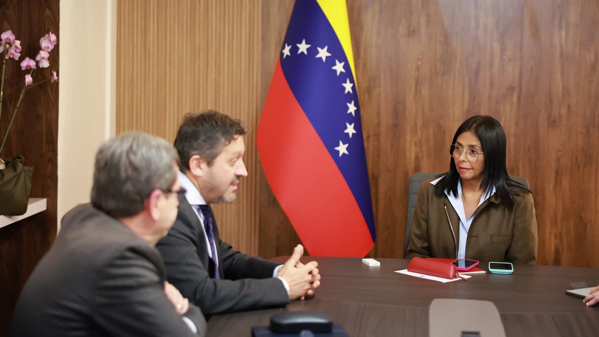 A presidenta encargada de Venezuela Delcy Rodríguez, fronte a representantes da petroleira española Repsol - PRESIDENCIA DE VENEZUELA EN TELEGRAM