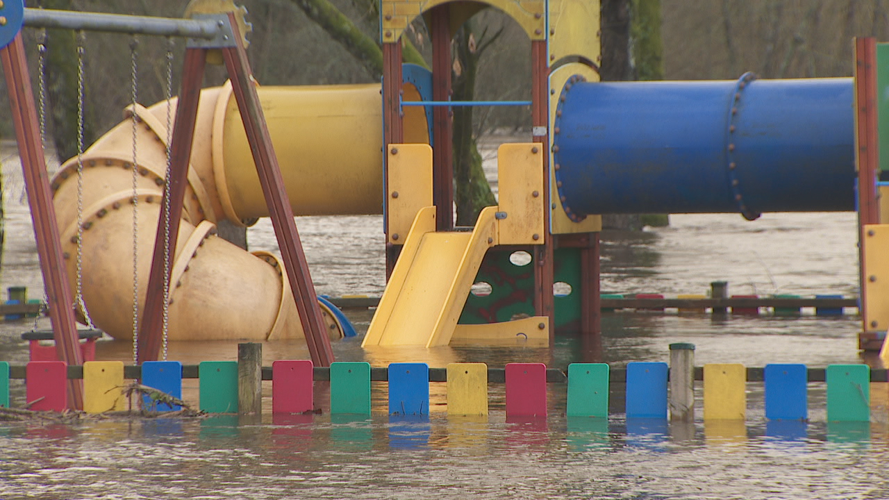 Parque infantil de Ribadavia inundado pola enchente do Avia. Imaxe directo: vista do río Miño en Ourense. Cámara CSAG