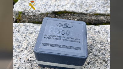 Caixa con detonadores atopada na praia da Cabeceira