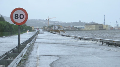 A autovía Pontevedra-Marín inundada este venres