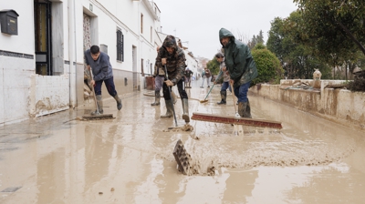 Labores de limpeza en Villanueva Mesía, Granada, este venres ( Álex Cámara / Europa Press)