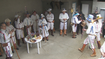 A veciñanza ábrelles as súas casas e reciben os Troeitos con doces e licores
