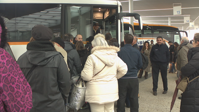 Os viaxeiros ateigan a estacion de autobuses de Vigo pola falta de trens, este sábado