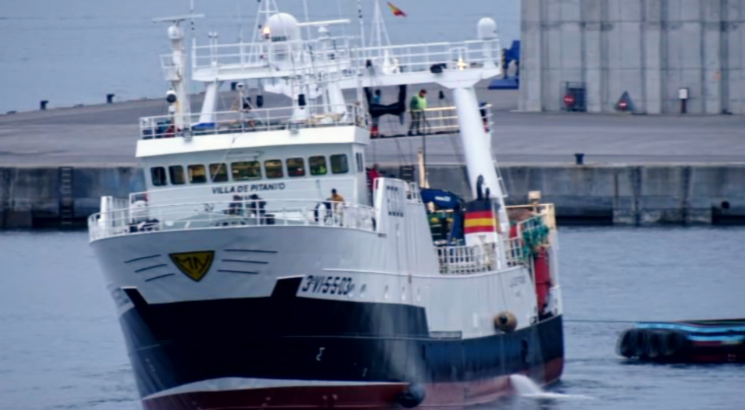 O pesqueiro Villa de Pitanxo saíndo de porto. Arquivo.