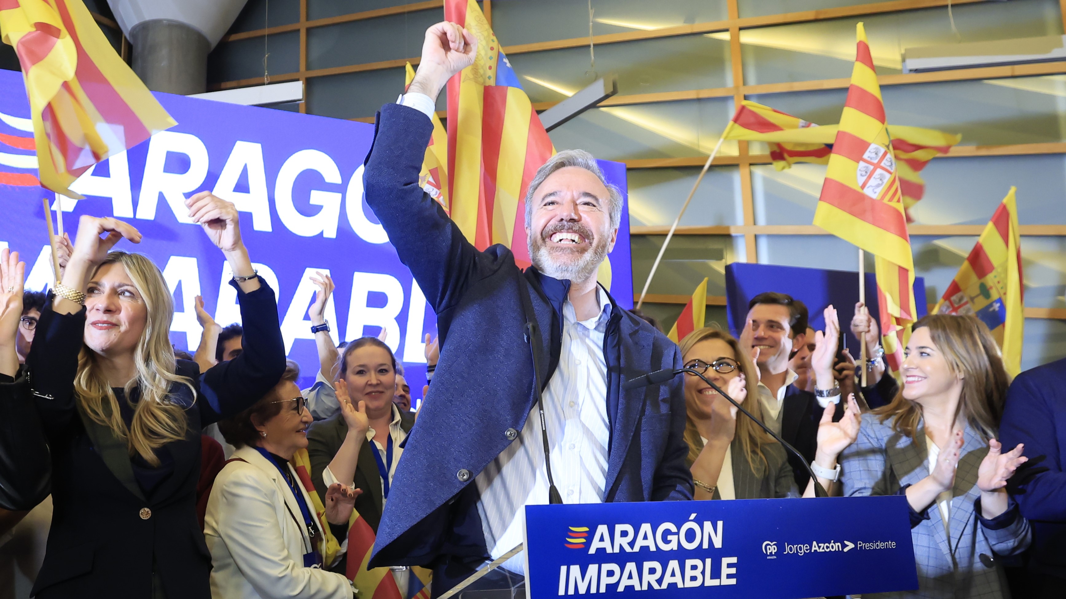 Jorge Azcón celebra a vitoria do PP.  EFE/Javier Cebollada
