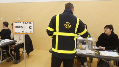 Un empregado de Correos vota nun colexio de Zaragoza. EFE/Javier Belver