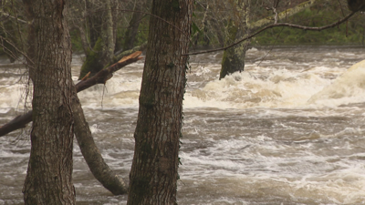 Os ríos baixan cheos despois das intensas choivas