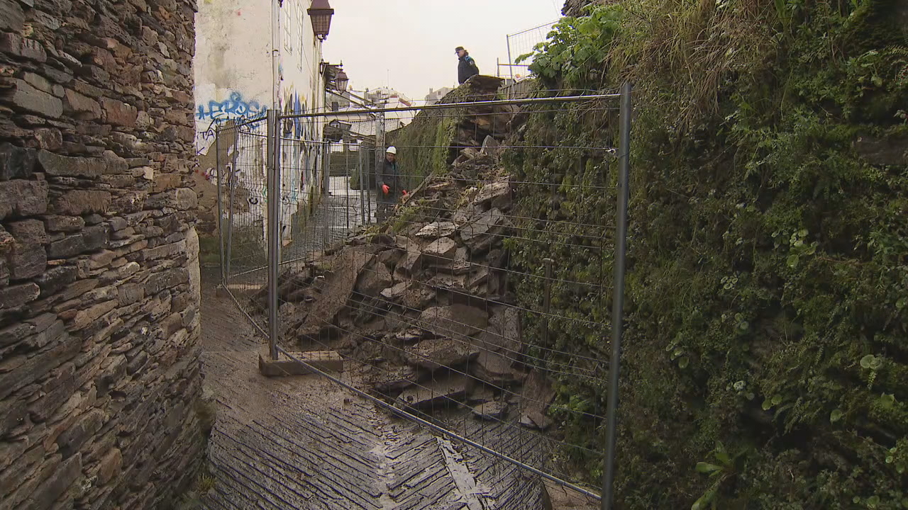 Os materiais caídos na rúa do Moucho exercen de contraforte da muralla