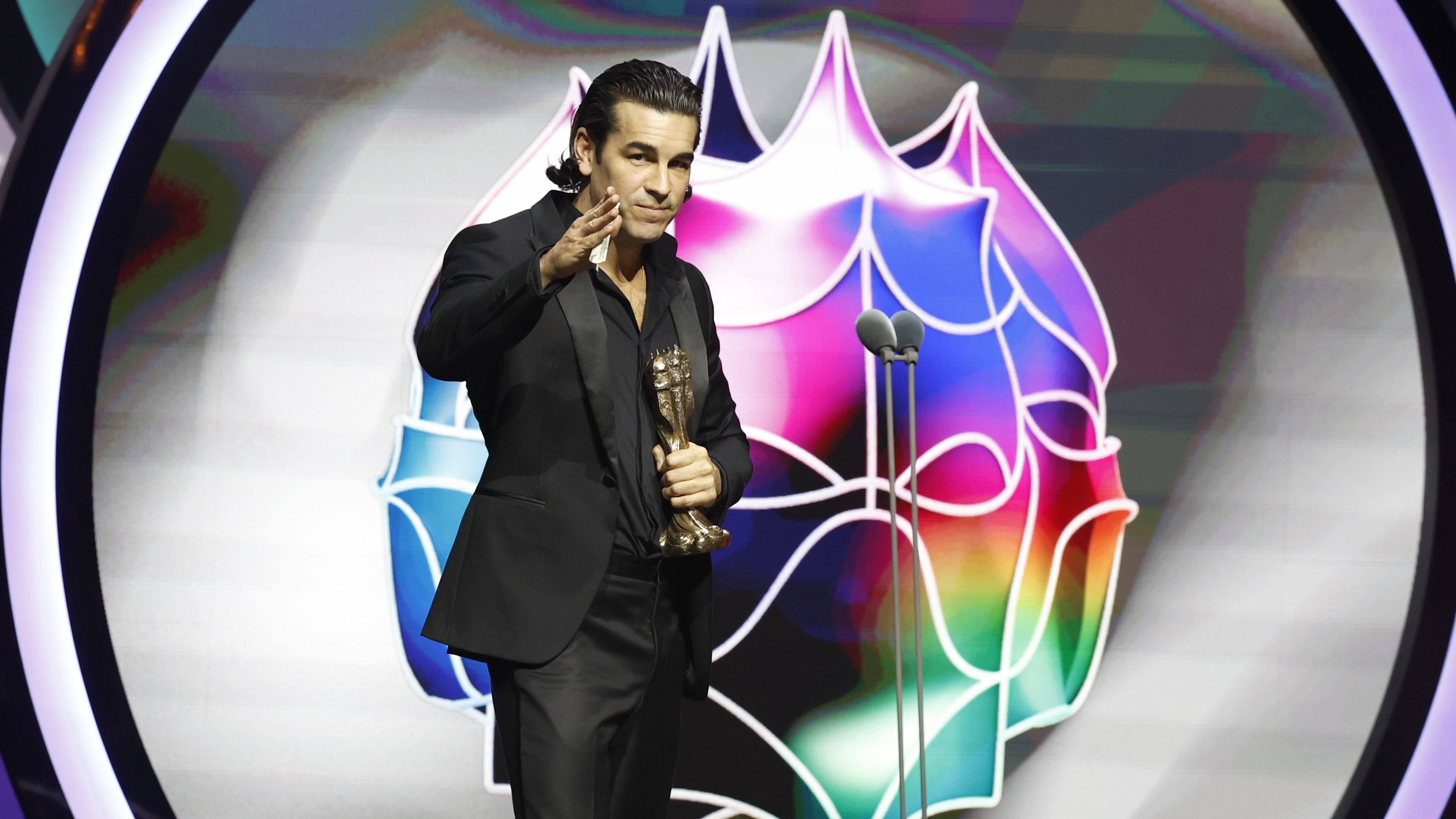 Mario Casas recibe o premio ao Mellor Protagonista Masculino pola película 'Molt lluny'. EFE/Toni Albir