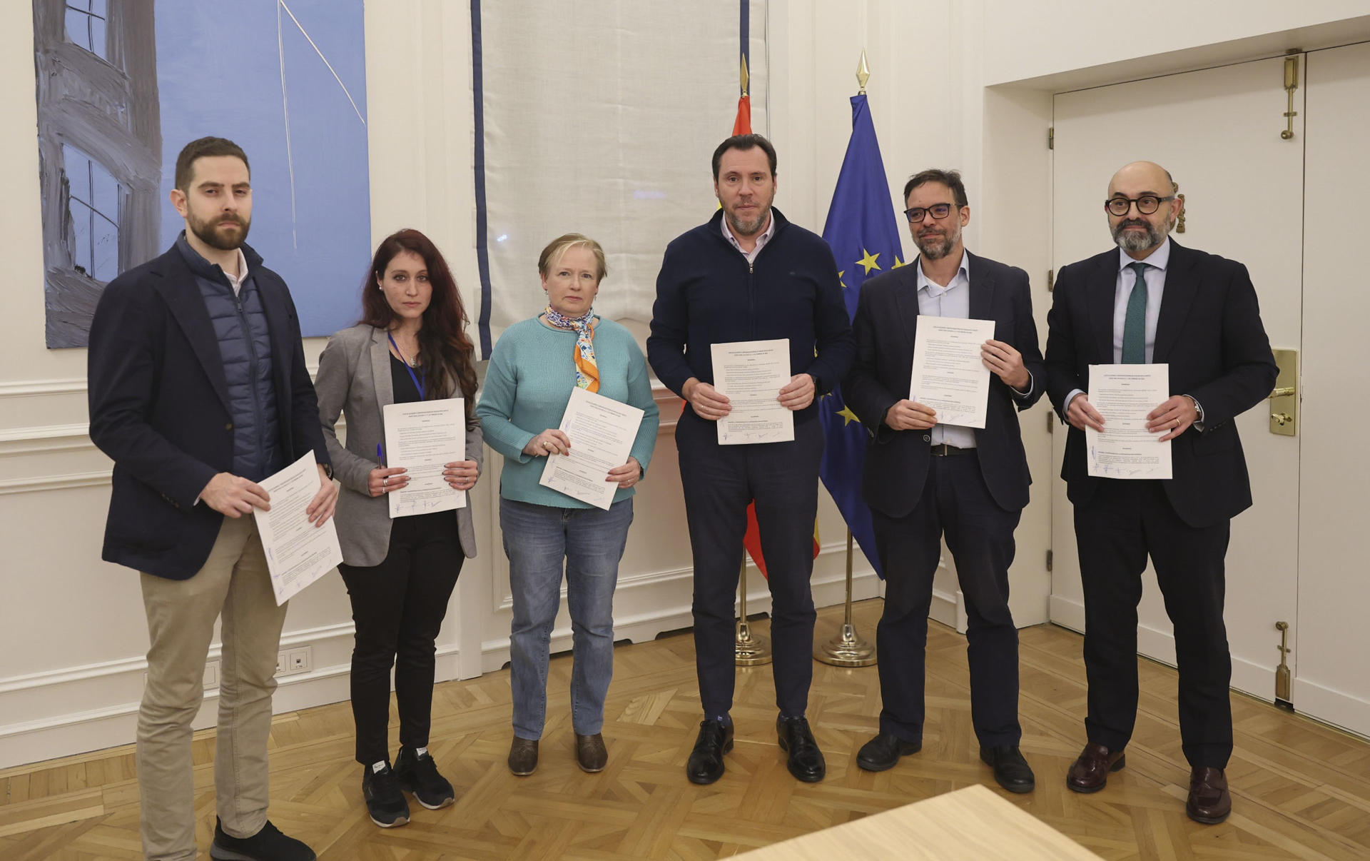 Pasaxeiros agardan na estación de trens de Vigo Urzaiz (EFE/Salvador Sas)