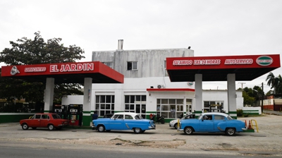 Espera de coches da vendima nunha liña para encher os seus tanques con gasolina na Habana, Cuba, 5 de febreiro de 2026. REUTERS/Norlys Perez