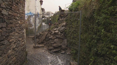 Os materiais caídos na rúa do Moucho exercen de contraforte da muralla