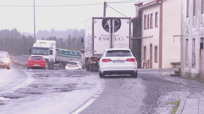 Fochancas insalvables na N-550 ao seu paso por Oroso