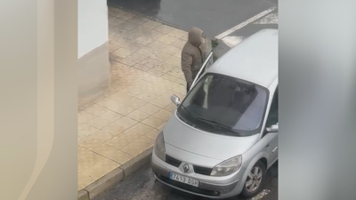 Fotograma do video gravado por un veciño de Ribeira mentres un coñecido delincuente entra no seu coche