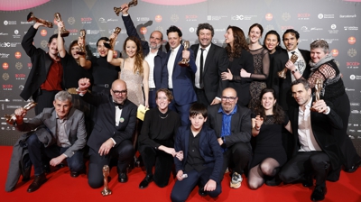 O equipo de 'Sirat' posa cos galardóns conseguidos, tras a gala de entrega dos premios Gaudí celebrada en Barcelona. EFE/Toni Albir