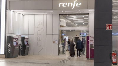 Pasaxeiros agardan na estación de trens de Vigo Urzaiz (EFE/Salvador Sas)