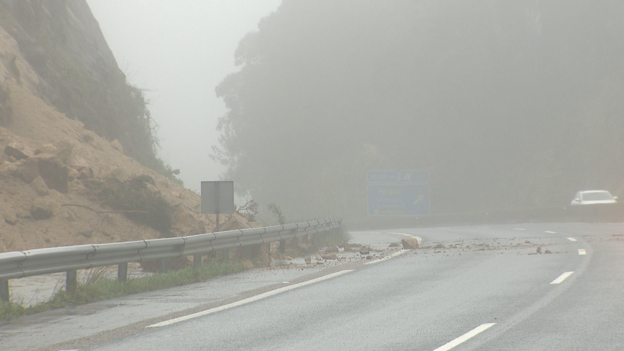 Imaxe do treito da AG-57 afectado polo desprendemento de terra