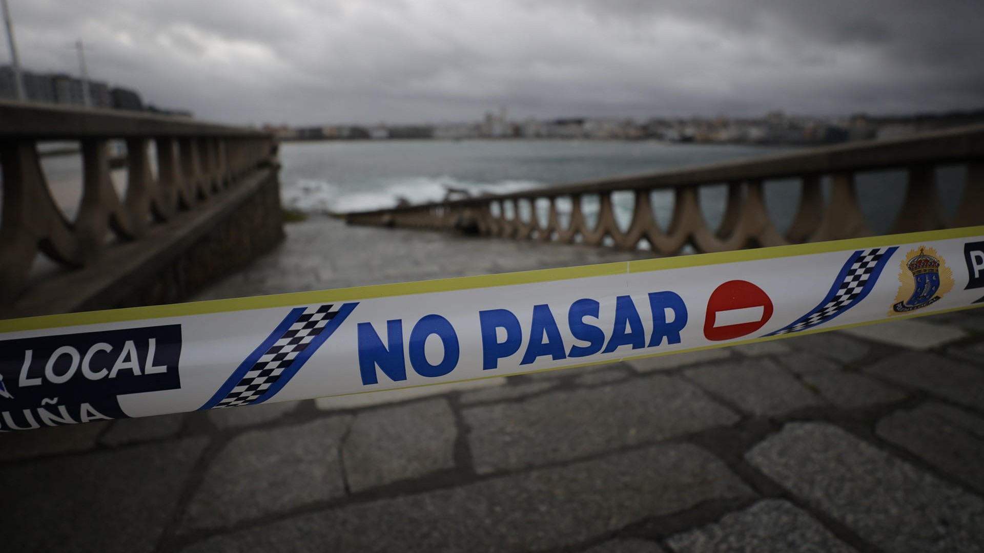 Accesos cortados nos areais da Coruña este martes (EFE/Cabalar)