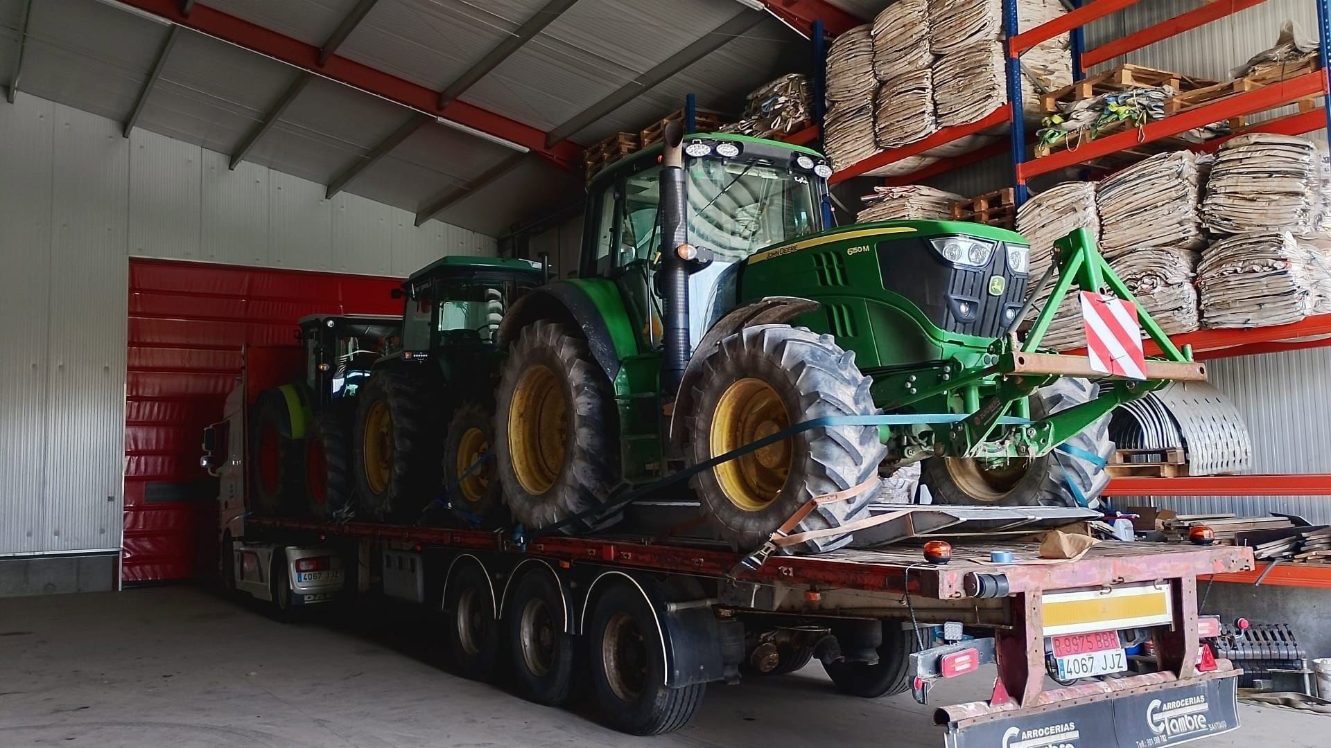Gandeiros e agricultores cargan en góndolas os tractores para trasladalos a Madrid  (MANUEL QUINTAS)