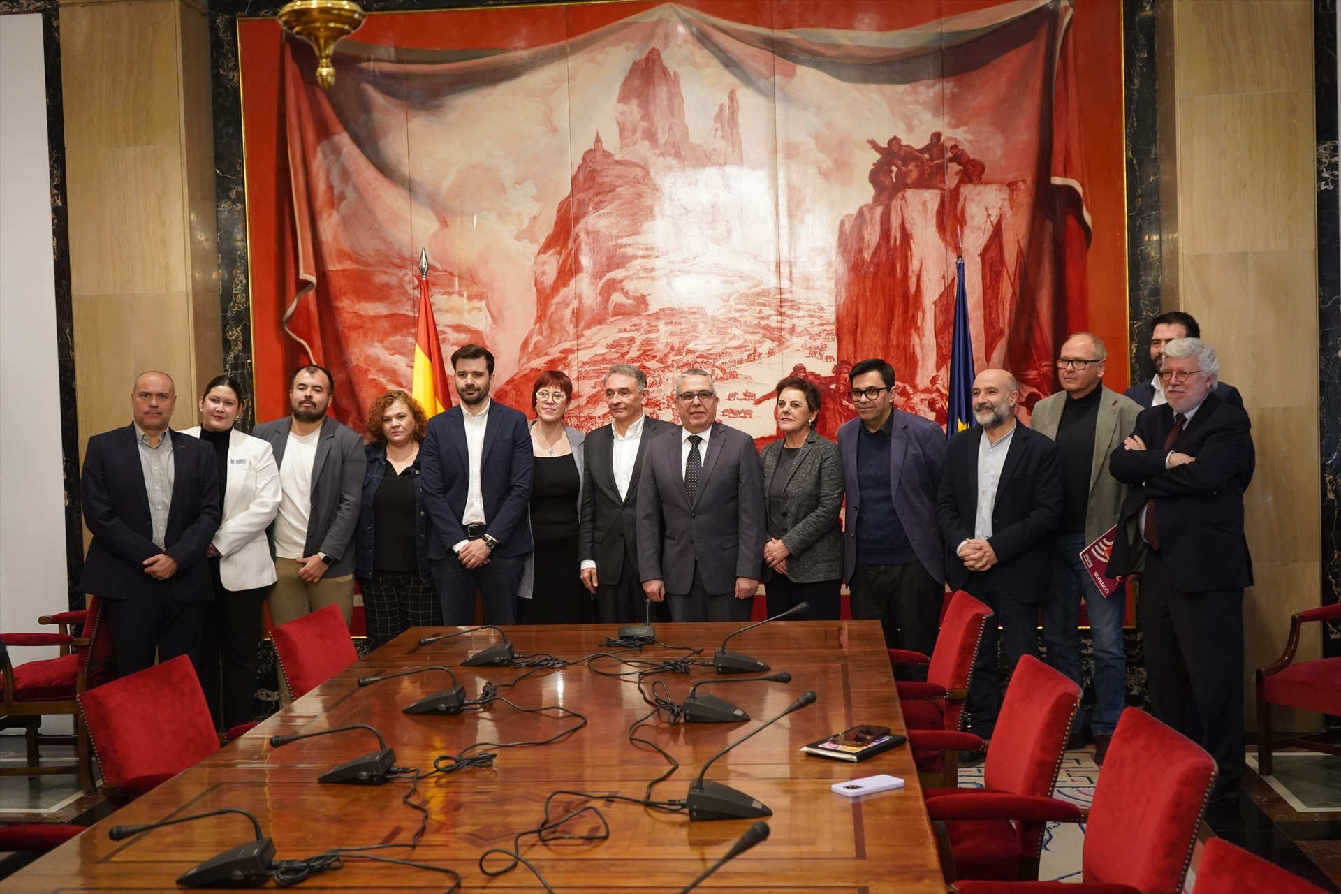 Representantes de Sumar, Podemos, ERC, Bildu e Néstor Rego do BNG, reuníronse no Congreso co embaixador de Cuba en España. Foto remitida por Bildu