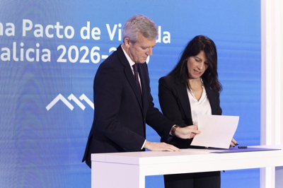 O presidente da Xunta e a conselleira de Vivenda na sinatura do pacto en Pontevedra. EFE/Salvador Sas