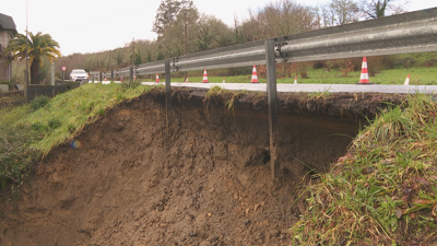 A estrada provincial 540 perdeu parte do recheo do firme na recta de Gontán